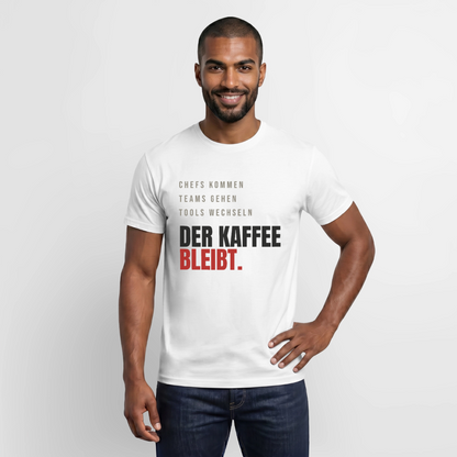 "Chefs kommen, Teams gehen, Tools wechseln. Der Kaffee bleibt." Motiv-T-Shirt für Männer, Farbe Weiß