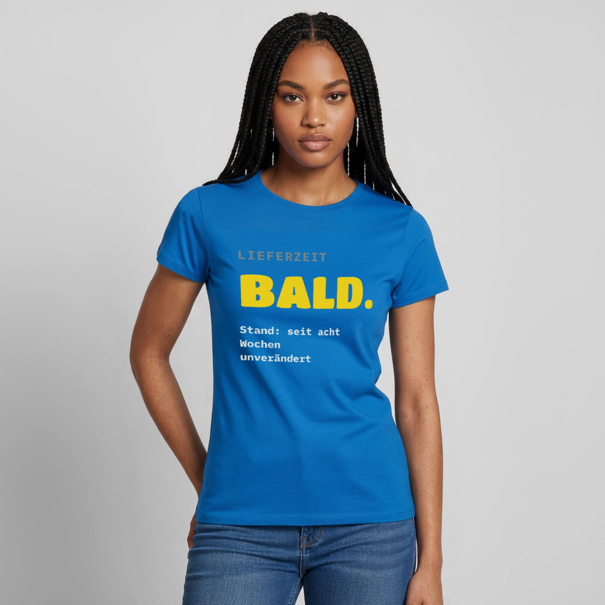 "Lieferzeit: bald. Stand: seit acht Wochen unverändert." Motiv-T-Shirt für Frauen, Farbe Royalblau