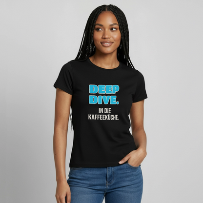 Deep Dive. In die Kaffeeküche. Motiv-T-Shirt für Frauen, Farbe Schwarz, Model