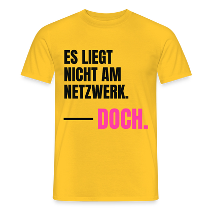 Es liegt nicht am Netzwerk. Doch. Motiv-T-Shirt für Männer, Farbe Gelb