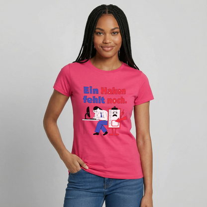 "Ein Haken fehlt noch. Klemmbrett-Motiv" Motiv-T-Shirt für Frauen, Farbe Azalea