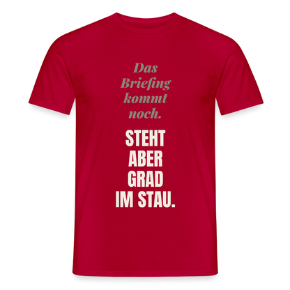 Das Briefing kommt noch. Steht aber grad im Stau. Motiv-T-Shirt für Männer, Farbe Rot