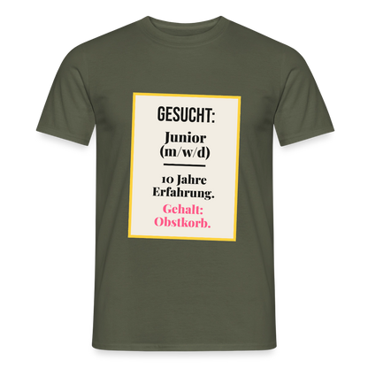 Gesucht: Junior. 10 Jahre Erfahrung. Gehalt: Obstkorb. Motiv-T-Shirt für Männer, Farbe Militärgrün
