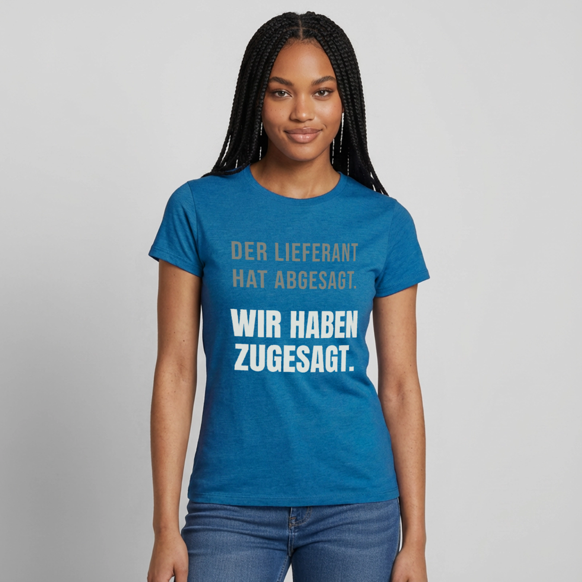 "Der Lieferant hat abgesagt. Wir haben zugesagt." Motiv-T-Shirt für Frauen, Farbe Antikblaues Saphir meliert