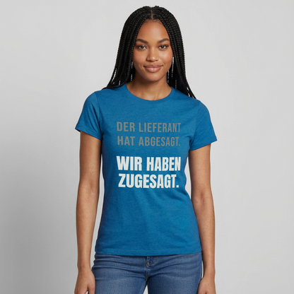 "Der Lieferant hat abgesagt. Wir haben zugesagt." Motiv-T-Shirt für Frauen, Farbe Antikblaues Saphir meliert