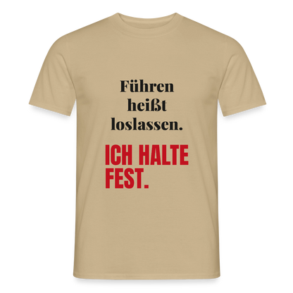 Führen heißt loslassen. Ich halte fest. Motiv-T-Shirt für Männer, Farbe Sandbeige