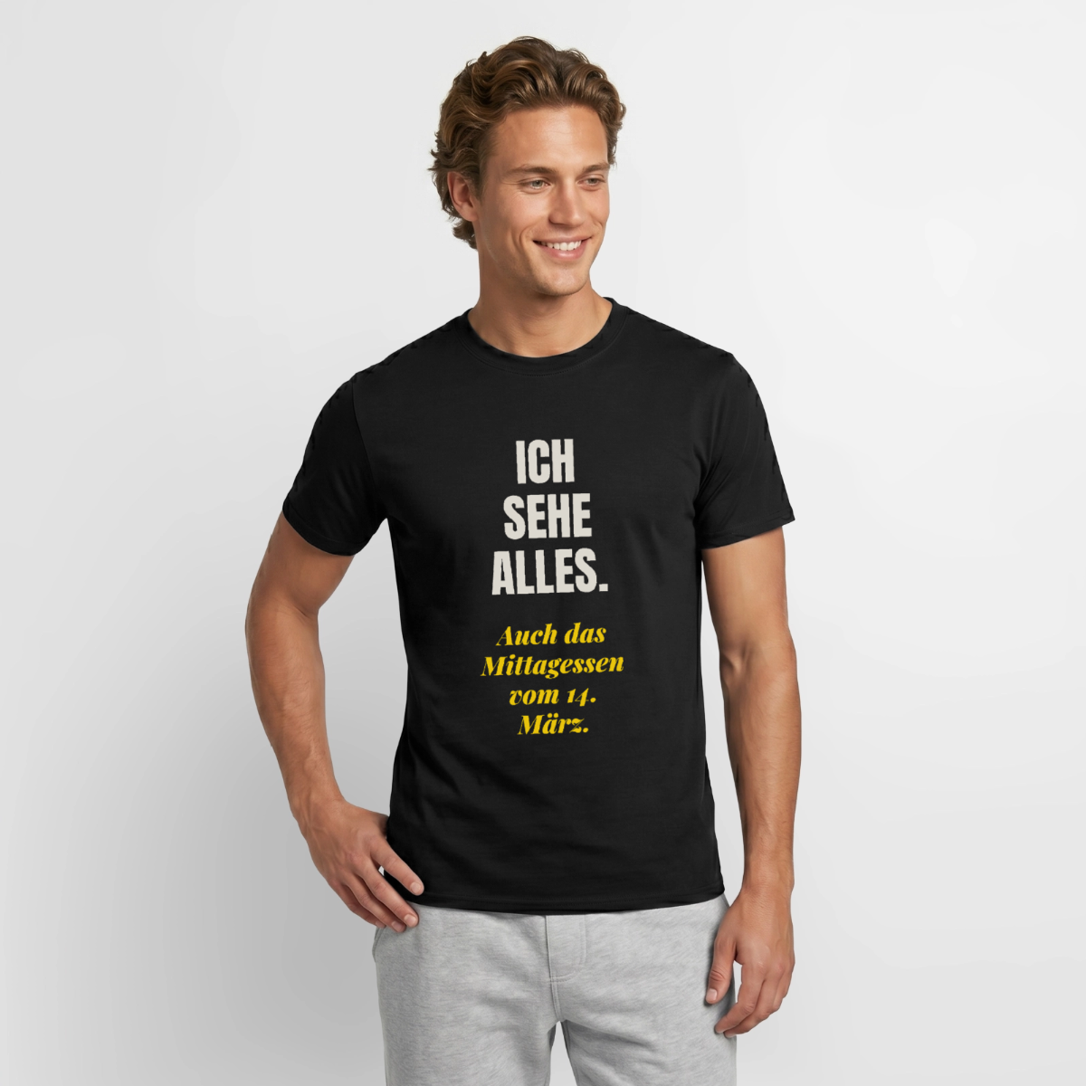 "Ich sehe alles. Auch das Mittagessen vom 14. März." Motiv-T-Shirt für Männer, Farbe Schwarz
