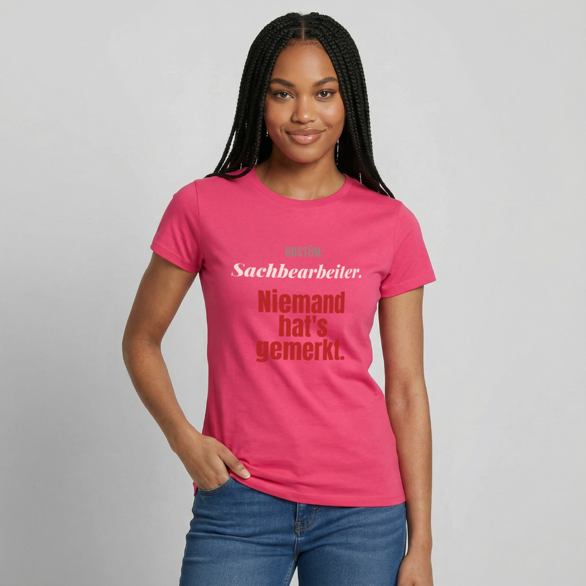 "Kostüm: Sachbearbeiter. Niemand hat's gemerkt." Motiv-T-Shirt für Frauen, Farbe Azalea