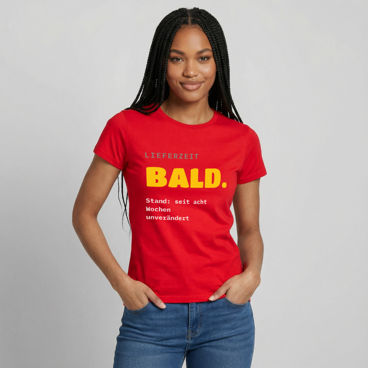 "Lieferzeit: bald. Stand: seit acht Wochen unverändert." Motiv-T-Shirt für Frauen, Farbe Rot