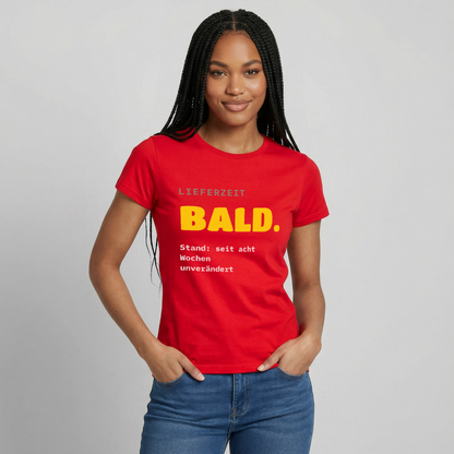 "Lieferzeit: bald. Stand: seit acht Wochen unverändert." Motiv-T-Shirt für Frauen, Farbe Rot