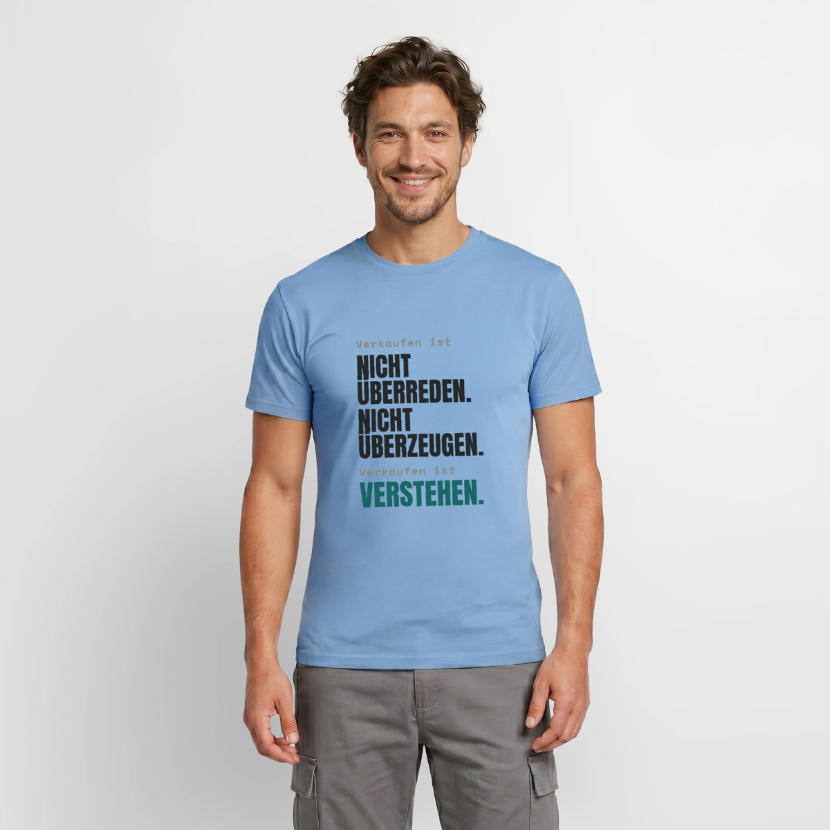 Verkaufen ist nicht überreden. Verkaufen ist verstehen. Motiv-T-Shirt für Männer, Farbe Carolina Blue, Model