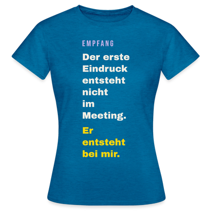 Der erste Eindruck entsteht nicht im Meeting. Er entsteht bei mir. Motiv-T-Shirt für Frauen, Farbe Antikblaues Saphir meliert