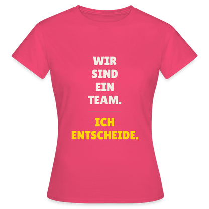 Wir sind ein Team. Ich entscheide. Motiv-T-Shirt für Frauen, Farbe Azalea