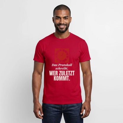 "Das Protokoll schreibt, wer zuletzt kommt." Motiv-T-Shirt für Männer, Farbe Rot