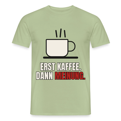 "Erst Kaffee. Dann Meinung." Motiv-T-Shirt für Männer, Farbe Sage