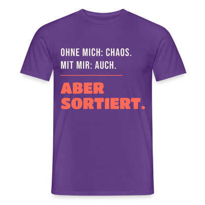 Ohne mich: Chaos. Mit mir: auch. Aber sortiert. Motiv-T-Shirt für Männer, Farbe Lila