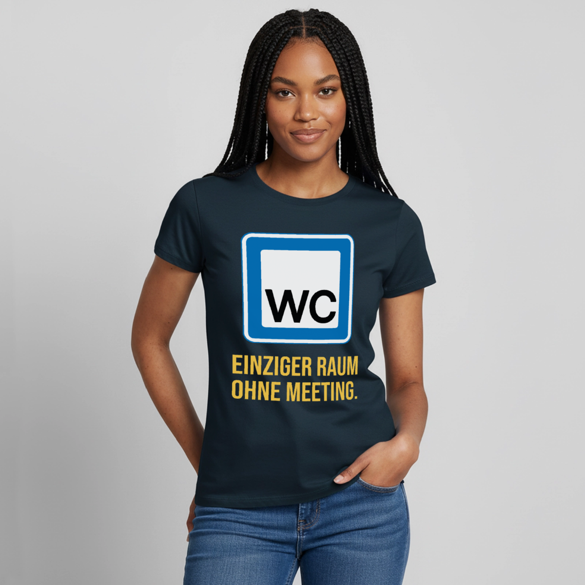 "WC: einziger Raum ohne Meeting. Schild-Motiv" Motiv-T-Shirt für Frauen, Farbe Navy
