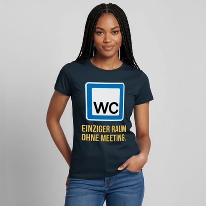 "WC: einziger Raum ohne Meeting. Schild-Motiv" Motiv-T-Shirt für Frauen, Farbe Navy