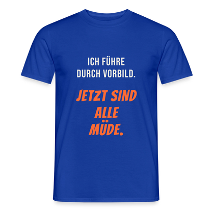 Ich führe durch Vorbild. Jetzt sind alle müde. Motiv-T-Shirt für Männer, Farbe Dunkelblau