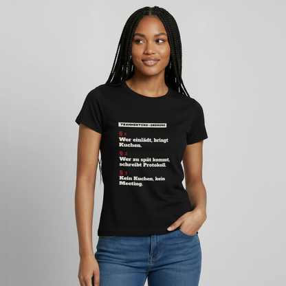 Teammeeting-Ordnung: wer einlädt, bringt Kuchen. Motiv-T-Shirt für Frauen, Farbe Schwarz, Model