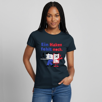 "Ein Haken fehlt noch. Klemmbrett-Motiv" Motiv-T-Shirt für Frauen, Farbe Navy