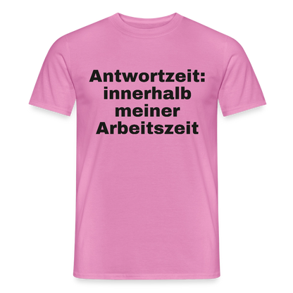"Antwortzeit: innerhalb meiner Arbeitszeit" Motiv-T-Shirt für Männer, Farbe Pink