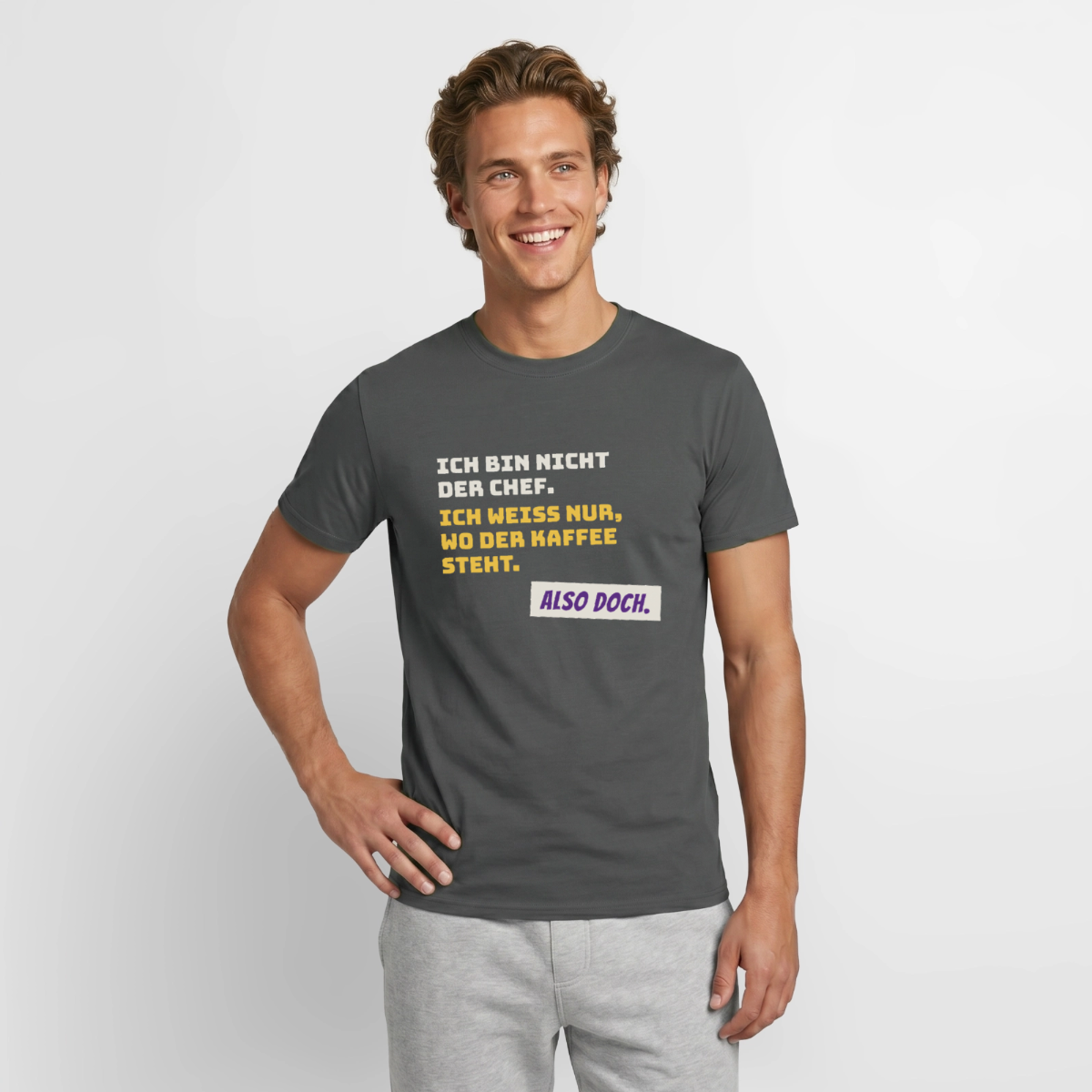 "Ich bin nicht der Chef. Ich weiß nur, wo der Kaffee steht." Motiv-T-Shirt für Männer, Farbe Anthrazit