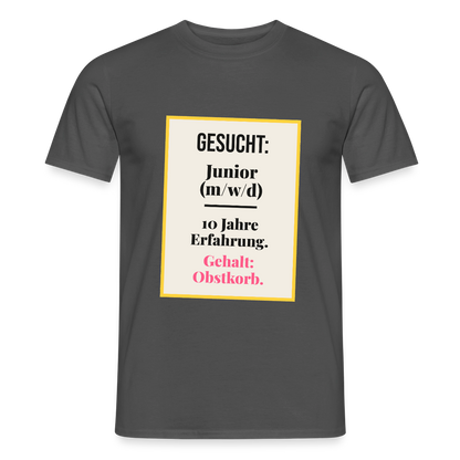Gesucht: Junior. 10 Jahre Erfahrung. Gehalt: Obstkorb. Motiv-T-Shirt für Männer, Farbe Anthrazit