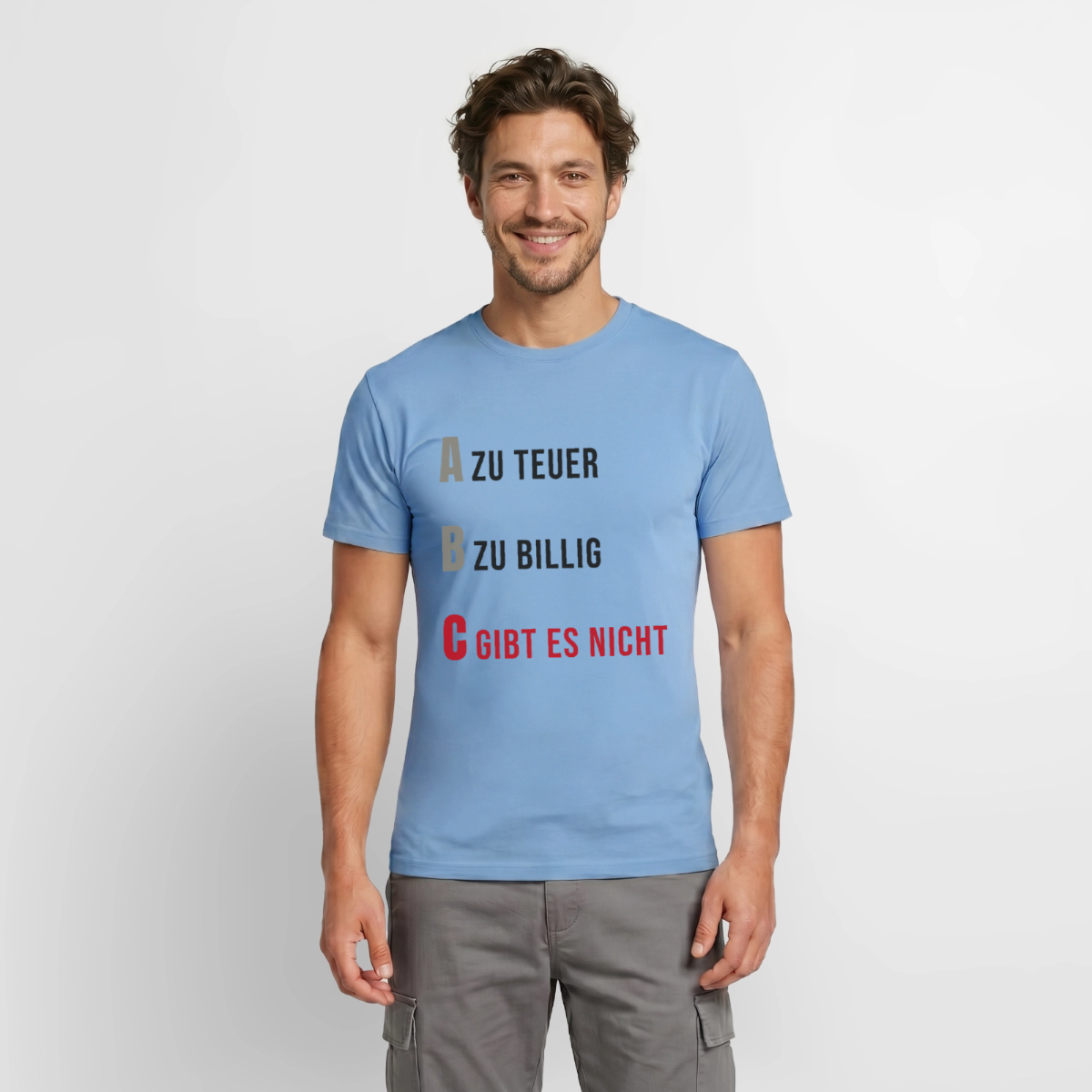 A zu teuer. B zu billig. C gibt es nicht. Motiv-T-Shirt für Männer, Farbe Carolina Blue, Model
