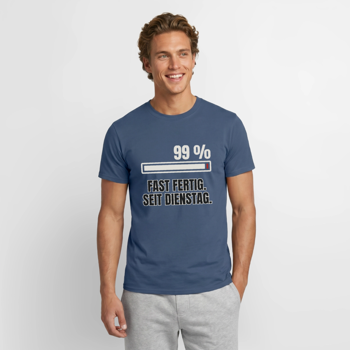 "99 % fast fertig. Seit Dienstag." Motiv-T-Shirt für Männer, Farbe Dunkles Denimblau