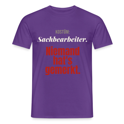 "Kostüm: Sachbearbeiter. Niemand hat's gemerkt." Motiv-T-Shirt für Männer, Farbe Lila
