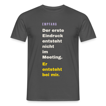 Der erste Eindruck entsteht nicht im Meeting. Er entsteht bei mir. Motiv-T-Shirt für Männer, Farbe Anthrazit