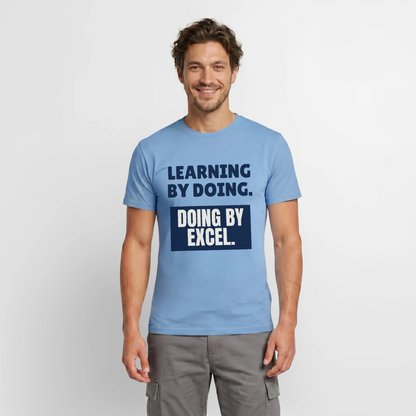 Learning by doing. Doing by Excel. Motiv-T-Shirt für Männer, Farbe Carolina Blue, Model