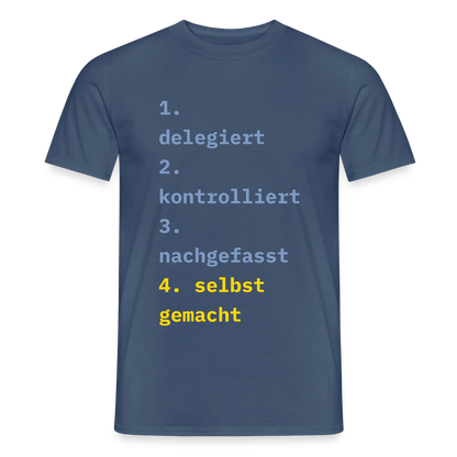 Delegiert. Kontrolliert. Nachgefasst. Selbst gemacht. Motiv-T-Shirt für Männer, Farbe Dunkles Denimblau