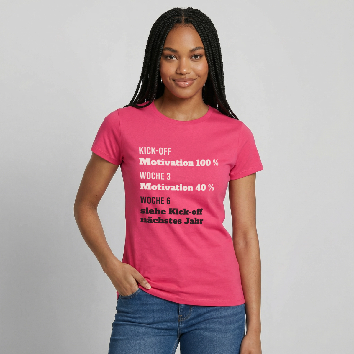 "Kick-off: Motivation 100 %. Woche 3: 40 %. Woche 6: siehe Kick-off nächstes Jahr" Motiv-T-Shirt für Frauen, Farbe Azalea