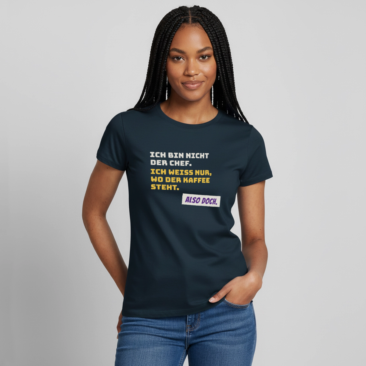 Ich bin nicht der Chef. Ich weiß nur, wo der Kaffee steht. Motiv-T-Shirt für Frauen, Farbe Navy, Model