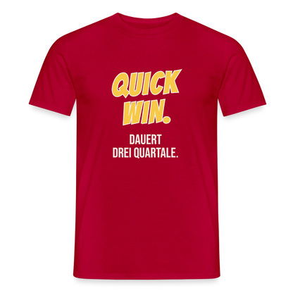 Quick Win. Dauert drei Quartale. Motiv-T-Shirt für Männer, Farbe Rot