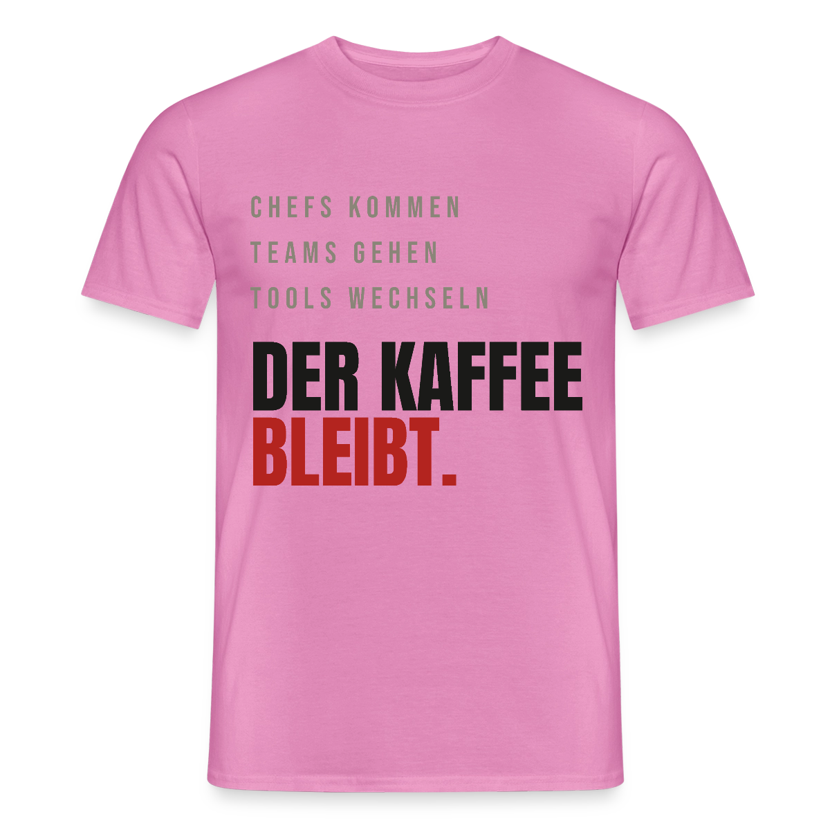"Chefs kommen, Teams gehen, Tools wechseln. Der Kaffee bleibt." Motiv-T-Shirt für Männer, Farbe Pink