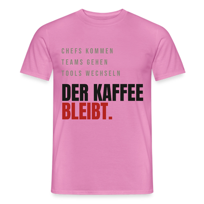 "Chefs kommen, Teams gehen, Tools wechseln. Der Kaffee bleibt." Motiv-T-Shirt für Männer, Farbe Pink
