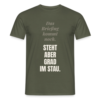 Das Briefing kommt noch. Steht aber grad im Stau. Motiv-T-Shirt für Männer, Farbe Militärgrün
