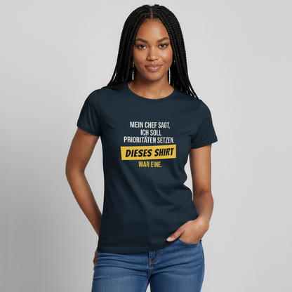 Ich soll Prioritäten setzen. Dieses Shirt war eine. Motiv-T-Shirt für Frauen, Farbe Navy, Model