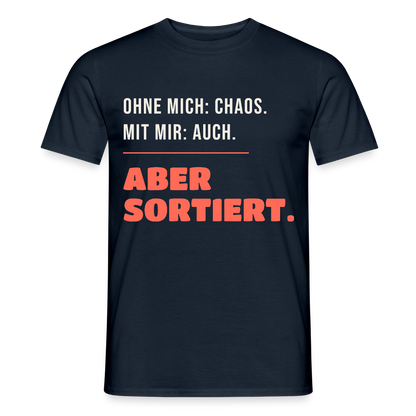 Ohne mich: Chaos. Mit mir: auch. Aber sortiert. Motiv-T-Shirt für Männer, Farbe Navy
