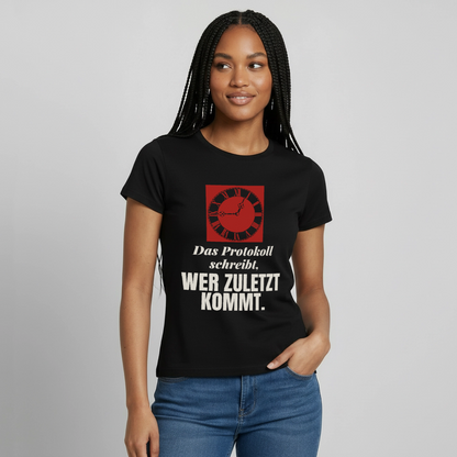 Das Protokoll schreibt, wer zuletzt kommt. Motiv-T-Shirt für Frauen, Farbe Schwarz, Model
