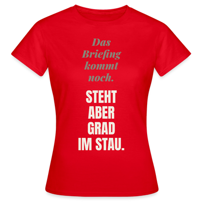 Das Briefing kommt noch. Steht aber grad im Stau. Motiv-T-Shirt für Frauen, Farbe Rot