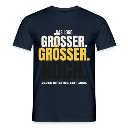 Das Logo größer. Größer. Noch. Jedes Briefing seit 1950. Motiv-T-Shirt für Männer, Farbe Navy