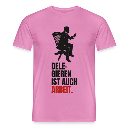 Delegieren ist auch Arbeit. Motiv-T-Shirt für Männer, Farbe Pink