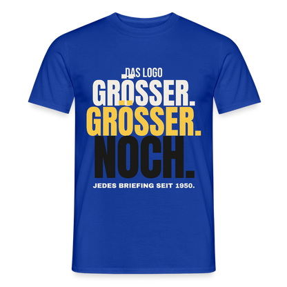 Das Logo größer. Größer. Noch. Jedes Briefing seit 1950. Motiv-T-Shirt für Männer, Farbe Dunkelblau