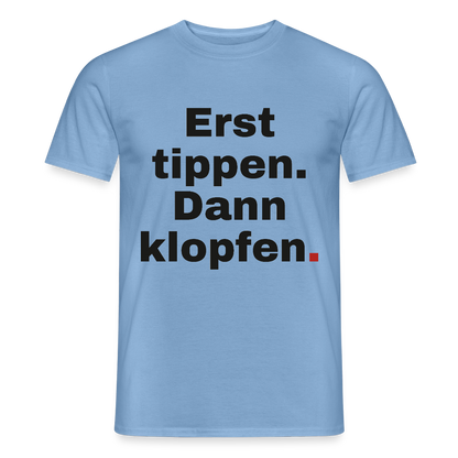 "Erst tippen. Dann klopfen." Motiv-T-Shirt für Männer, Farbe Carolina Blue