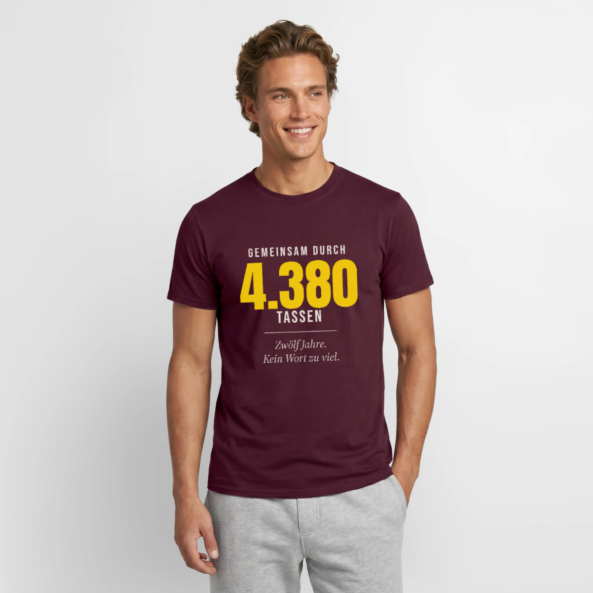 "Gemeinsam durch 4.380 Tassen" Motiv-T-Shirt für Männer, Farbe Ziegelrot