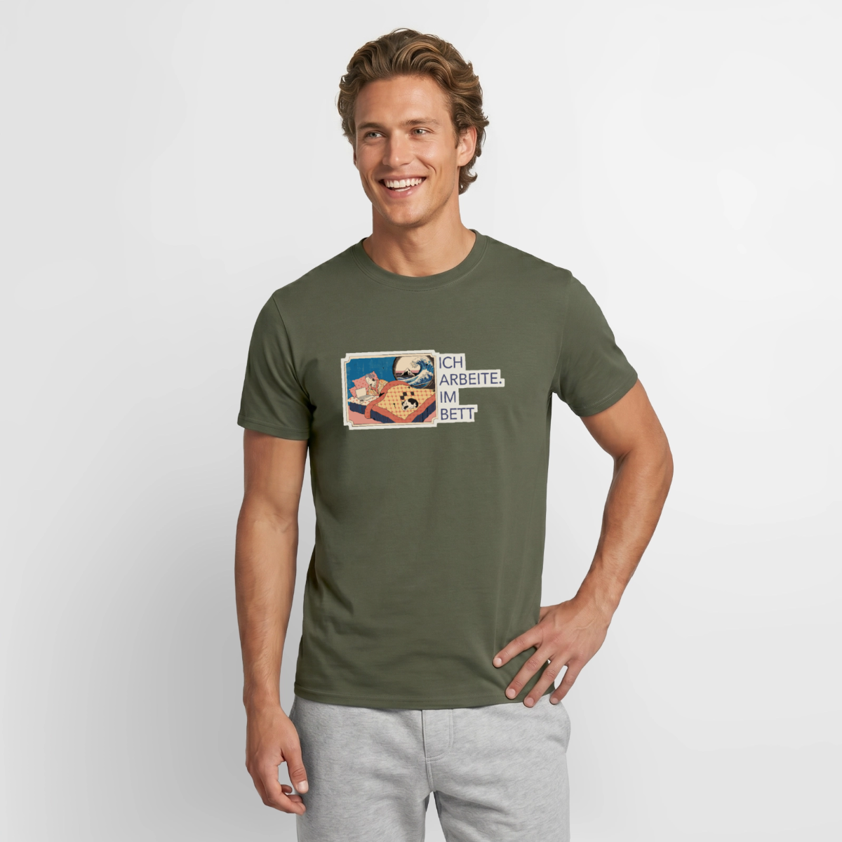 Ich arbeite. Im Bett. Motiv-T-Shirt für Männer, Farbe Militärgrün, Model